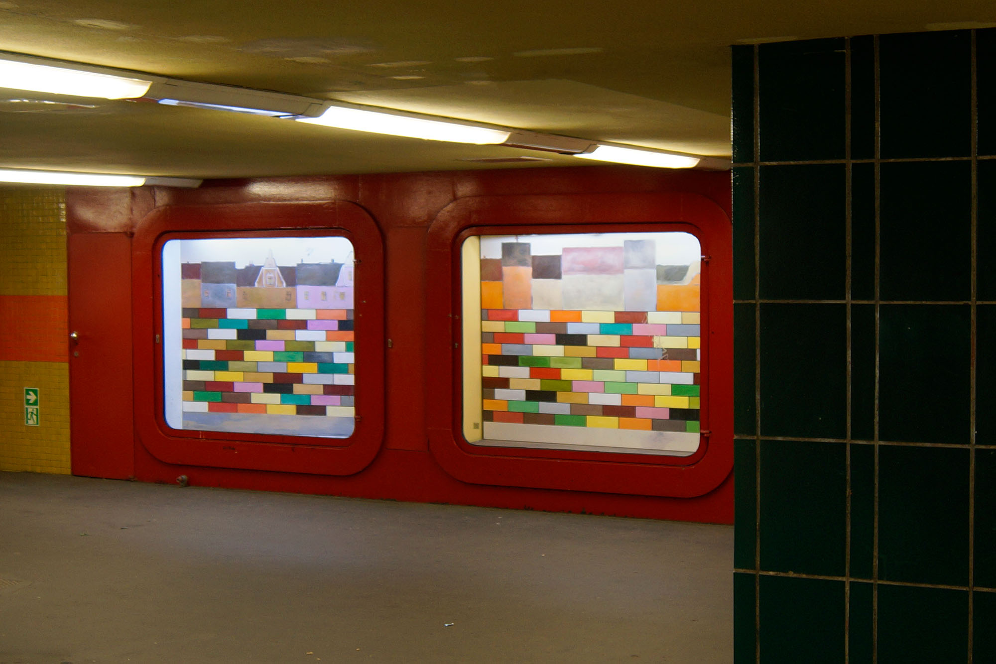 Installation view of both vitrines at U-Bahnhof Eisenacher Straße
